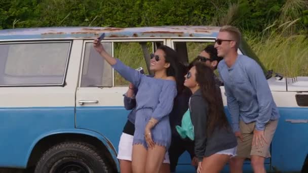 Ryhmä Ystäviä Rannalla Ottaen Selfie — kuvapankkivideo