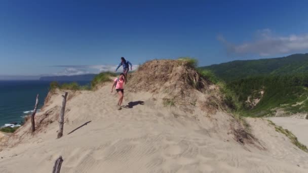 Coppia Escursioni Sulle Dune Sabbia Spiaggia — Video Stock