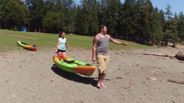 Coppia Portare Kayak Lago — Video Stock