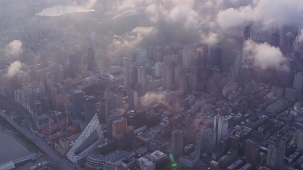 ニューヨーク市2017年頃 日の出に低い雲とマンハッタンの空中ビュー CineflexとRed Epic Heliumで撮影 — ストック動画