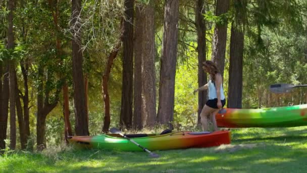 Couple Carry Kayak Together — Stock Video