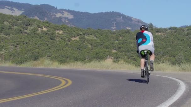 Hombre Montar Bicicleta Camino Del Campo — Vídeos de Stock