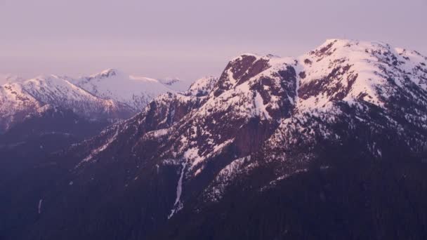 不列颠哥伦比亚省 加拿大大约2018年 空中的雪景覆盖了山脉 直升机用Cineflex Gimbal和Red Epic W相机拍摄 — 图库视频影像