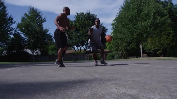 Uno Una Calle Baloncesto Jugador Dispara Cesta — Vídeo de stock