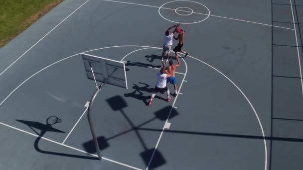 Przyjaciele Grający Koszykówkę Parku Rzut Pod Wysokim Kątem — Wideo stockowe