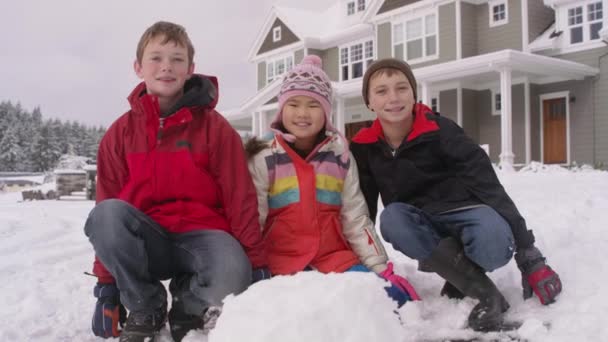 Ritratto Tre Bambini Con Neve Inverno — Video Stock