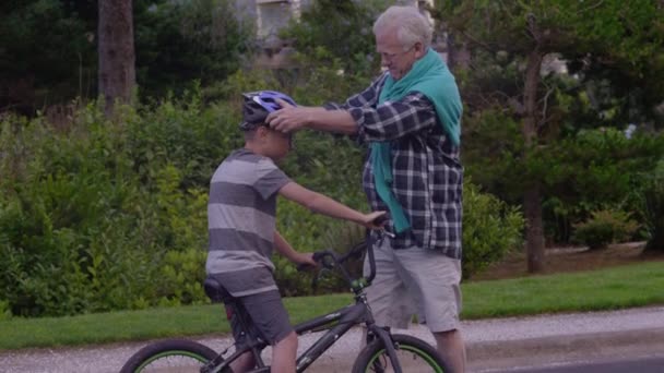 Senior Wnuk Szykują Się Jazdy Rowerach — Wideo stockowe