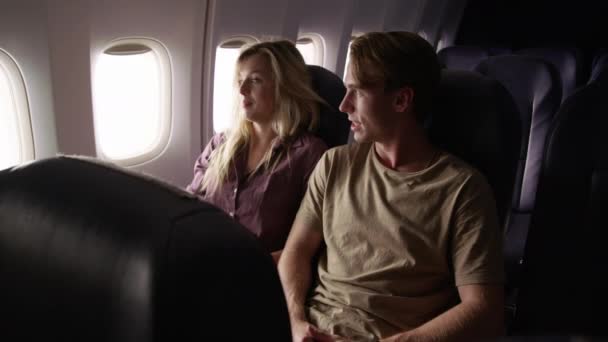 Ζευγάρι Μιλάει Και Κοιτάζει Έξω Από Παράθυρο Στην Πτήση Του — Αρχείο Βίντεο