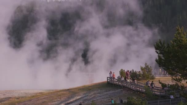 Parco Nazionale Yellowstone Circa 2018 Turisti Che Camminano Lungo Sentieri — Video Stock