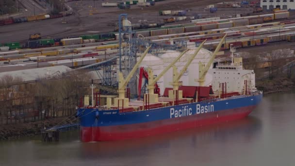 Aerial Shot Ship Docked Willamette River Portland Oregon — Vídeos de Stock