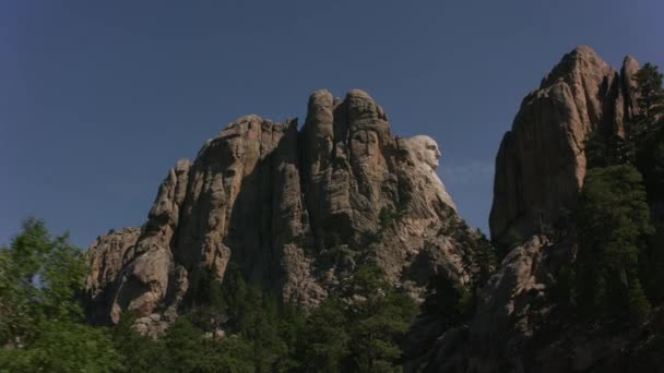 ジョージ ワシントンはサウスダコタ州ラシュモア山国立記念碑の岩の間に囲まれた — ストック動画