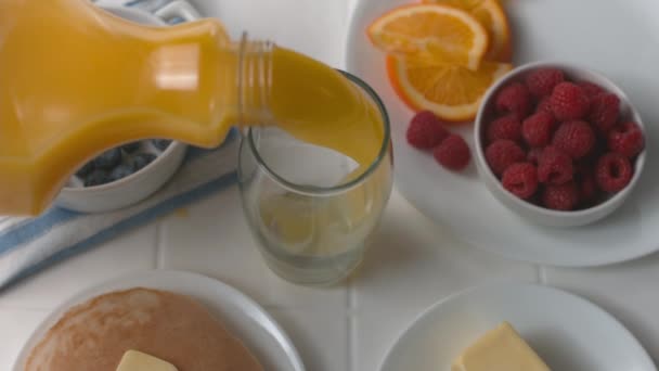 Kahvaltıda Fantom Flex Ağır Çekimde Bir Bardak Portakal Suyu Dökerek — Stok video