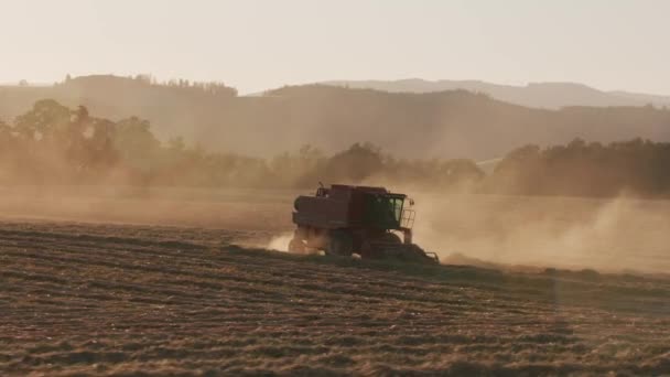 Tracking Shot Combine Field Sunset Willamette Valley Oregon Usa — Stok Video