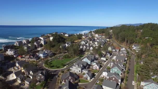 Luchtfoto Van Gemeenschap Van Vakantiewoningen Aan Kust — Stockvideo