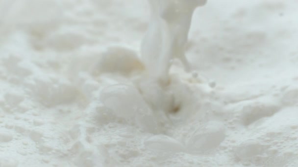 Süt Akıyor Yavaş Çekimde Sıçrıyor — Stok video