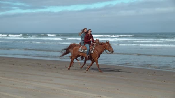 Super Slow Motion Shof Mulheres Montando Cavalos Praia Oregon Filmado — Vídeo de Stock