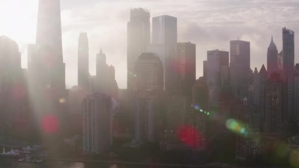 ニューヨーク市2017年頃 低い雲と早朝の日差しを持つより低いマンハッタンの建物による追跡 CineflexとRed Epic Heliumで撮影 — ストック動画