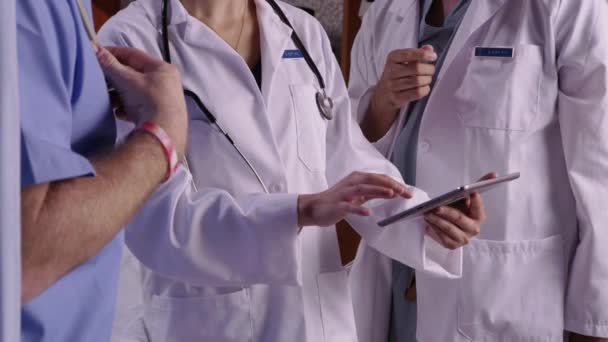 Mediziner Betrachten Digitales Tablet Und Röntgenbild Gemeinsam — Stockvideo