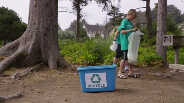 Grupo Voluntarios Limpiando Parque — Vídeos de Stock