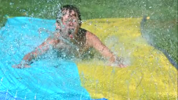Junge Auf Wasserrutsche Zeitlupe Aufgenommen Mit Einer Phantomkamera Bei 1000 — Stockvideo