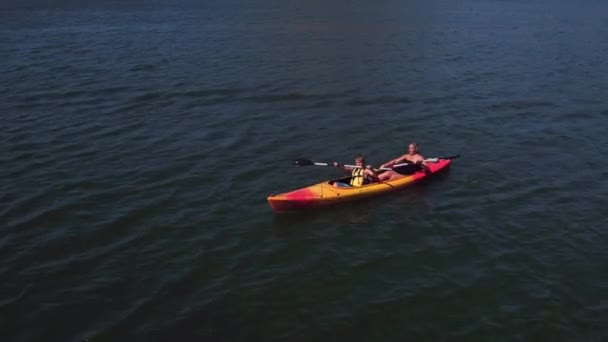 Vista Aérea Mãe Filho Remando Canoa Lago — Vídeo de Stock
