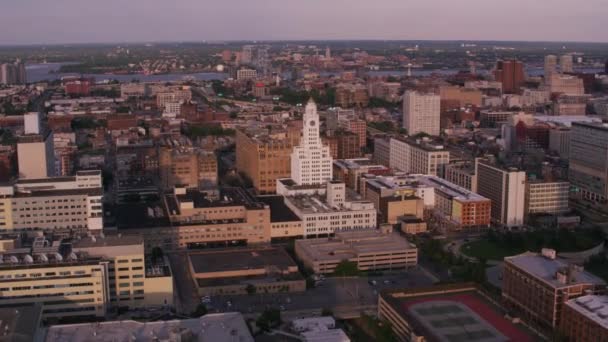 ペンシルベニア州フィラデルフィア2017年頃 フィラデルフィアの空中ビューお問い合わせ時計塔の建物 CineflexとRed Epic Heliumで撮影 — ストック動画