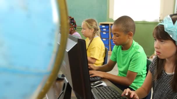 Студенты Работающие Компьютере — стоковое видео