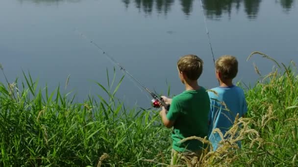 Dos Chicos Jóvenes Pescando — Vídeo de stock