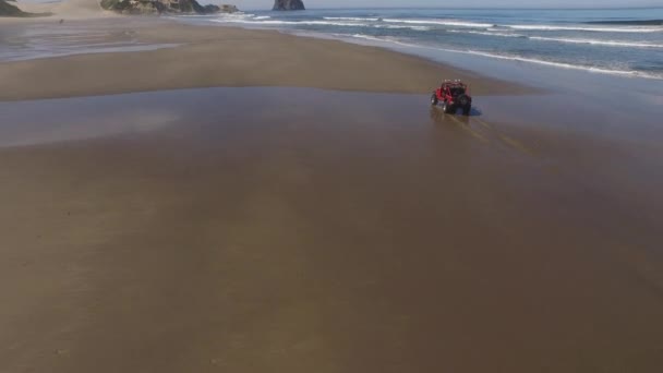 Luchtopname Van 4X4 Road Voertuig Rijden Het Strand — Stockvideo