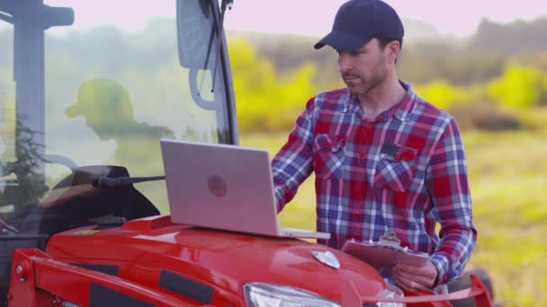 Agricultor Usando Computador Portátil — Vídeo de Stock
