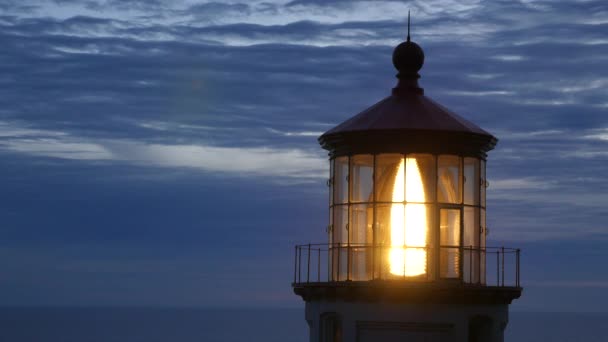 Geceleri Heceta Head Deniz Fenerinin Yakın Çekimi — Stok video