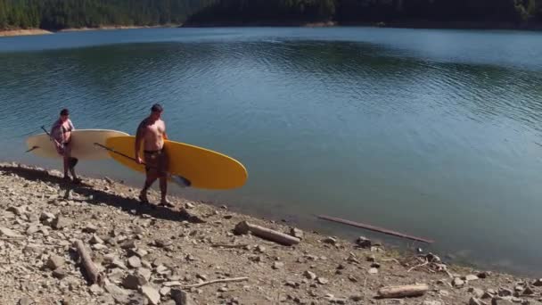 Casal Caminhando Pelo Lago Com Stand Paddle Boards — Vídeo de Stock