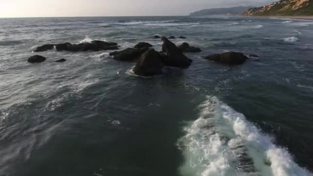 俄勒冈州林肯市 空中俯瞰海浪冲撞岩石 — 图库视频影像