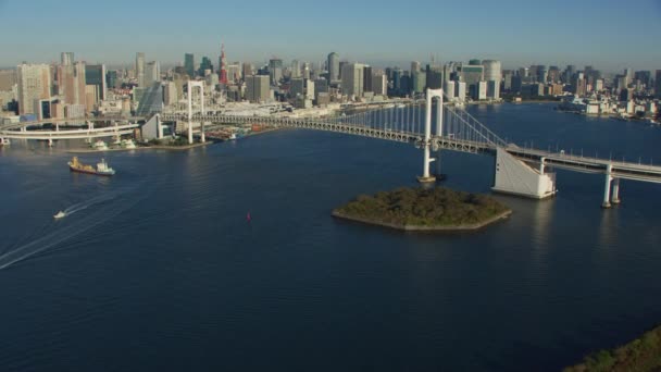 日本东京 2018年左右 日本东京彩虹大桥的空中景观 用红色摄像机从直升机上拍的 — 图库视频影像