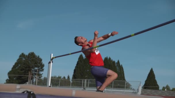 Melacak Atlet Melakukan Lompat Tinggi Dalam Gerakan Super Lambat Ditembak — Stok Video