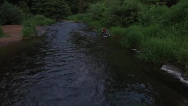 Homem Pesca Riacho — Vídeo de Stock