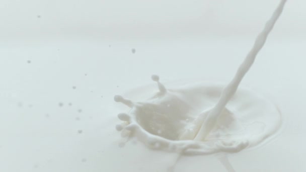 Наливание Молока Брызги Замедленной Съемке — стоковое видео