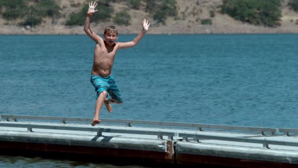 Chłopiec Skaczący Doku Jeziora Bardzo Zwolnionym Tempie — Wideo stockowe