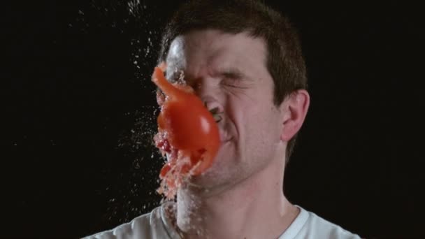 토마토 슬로우 얼굴에 사람을 누르고 2000 Fps 플렉스에 — 비디오