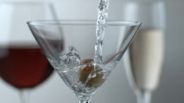 Versare Martini Rallentatore — Video Stock