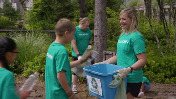 Bir Grup Gönüllü Parkı Temizliyor — Stok video