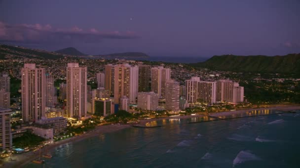 ホノルル オアフ島 ハワイ2018年頃 夕暮れ時のワイキキの空中風景 CineflexとRed Epic Heliumで撮影 — ストック動画