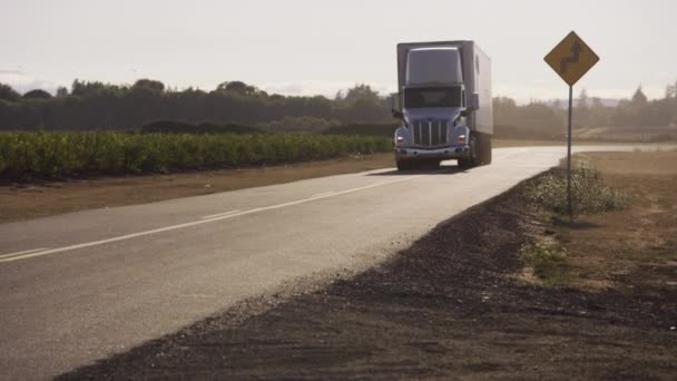 Semi Vrachtwagen Rijden Het Platteland Weg Volledig Voor Commercieel Gebruik — Stockvideo
