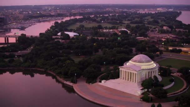 华盛顿特区大约在2017年 日出时杰斐逊纪念馆和潮汐盆地的空中景观 用Cineflex和Red Epic Helium拍摄 — 图库视频影像