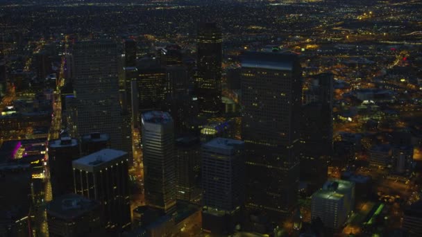 科罗拉多州丹佛 2017年左右 夜间从空中俯瞰丹佛市中心的建筑物 — 图库视频影像
