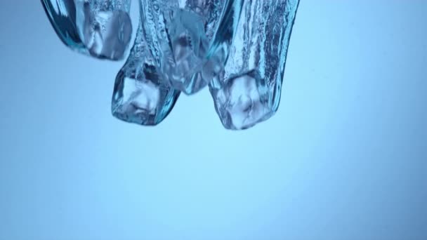 Gelo Salpicando Água Câmera Lenta — Vídeo de Stock