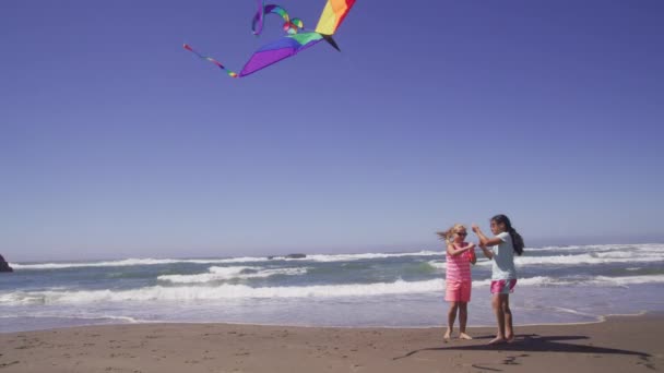 Dos Chicas Jóvenes Jugando Con Cometa Playa — Vídeo de stock