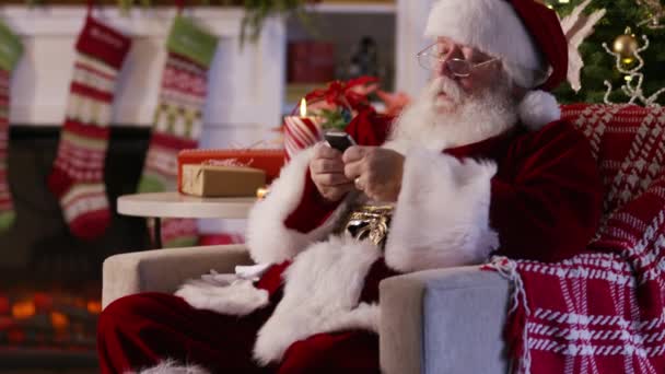 Papai Noel Usando Telefone Celular — Vídeo de Stock