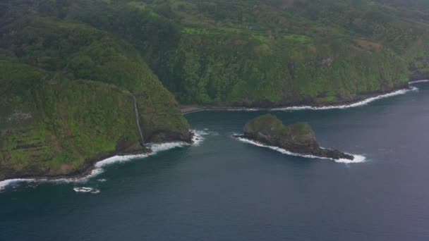 Maui Hawaï Circa 2018 Luchtfoto Van Watervallen Langs Maui Kustlijn — Stockvideo