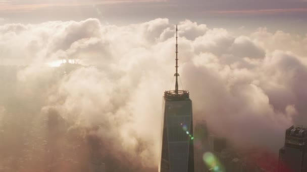 2017年のニューヨーク マンハッタンの日の出 ワールド トレード センターのビルを通過する雲 CineflexとRed Epic Heliumで撮影 — ストック動画